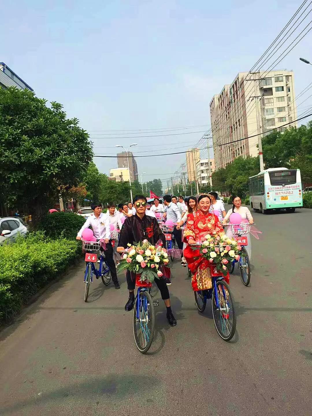 光山新娘骑着文明单车去结婚,笑靥如花被赞好